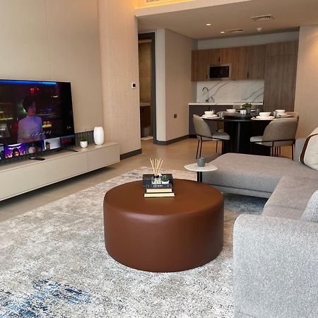 Charthouse Bahrain Hotel มานามา ภายนอก รูปภาพ A living room in a typical apartment