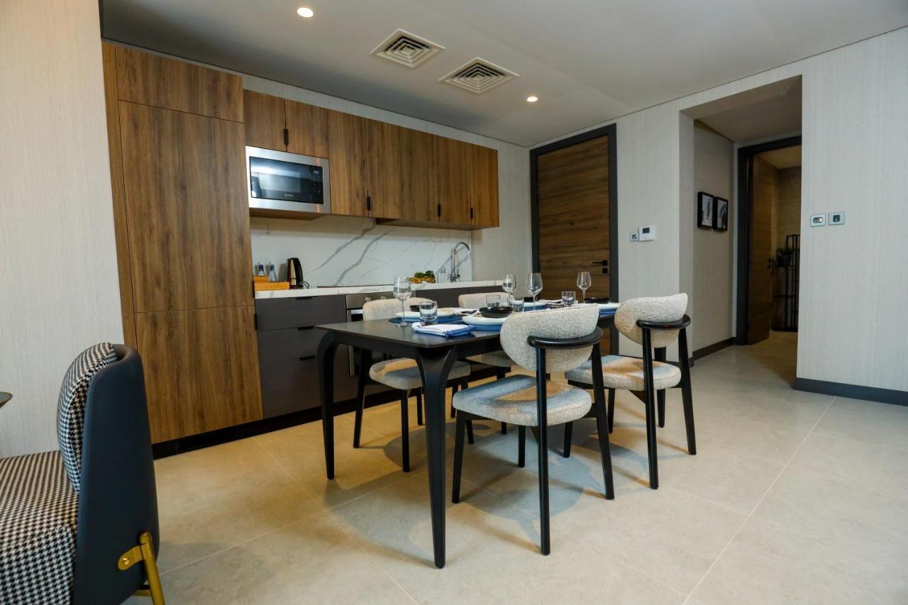 Charthouse Bahrain Hotel มานามา ภายนอก รูปภาพ A kitchen in a serviced apartment