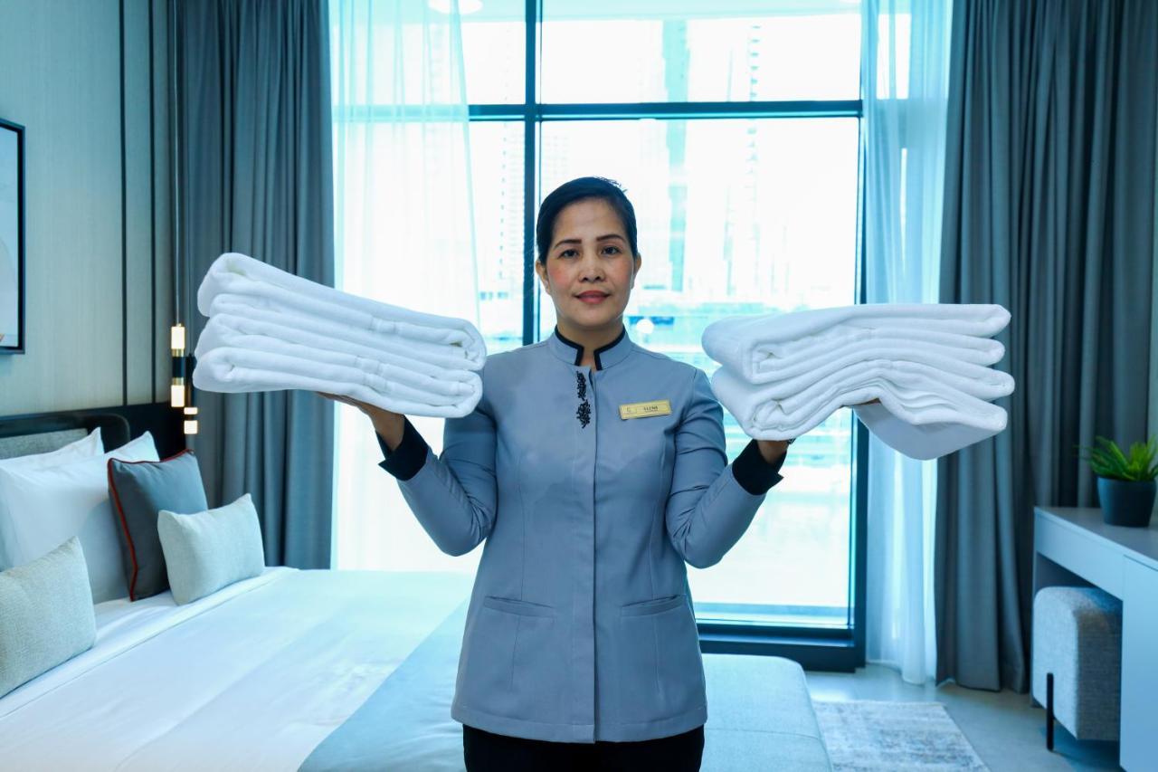 Charthouse Bahrain Hotel มานามา ภายนอก รูปภาพ A chambermaid in a hotel