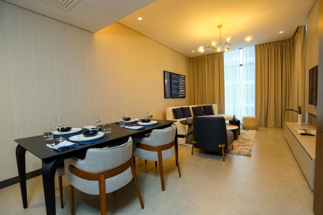 Charthouse Bahrain Hotel มานามา ภายนอก รูปภาพ A living room in a typical apartment