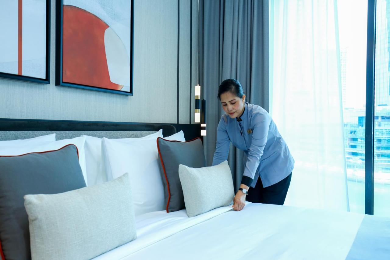 Charthouse Bahrain Hotel มานามา ภายนอก รูปภาพ A chambermaid making a bed