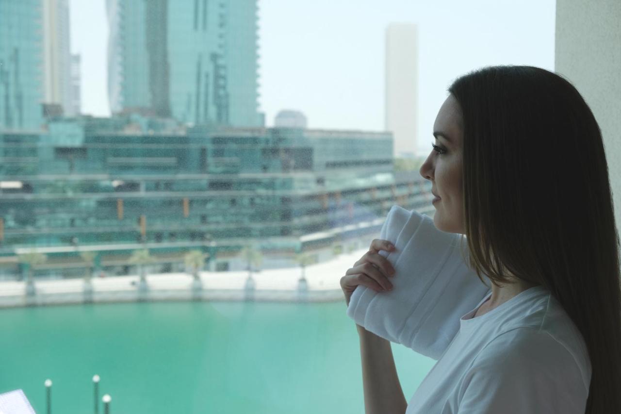Charthouse Bahrain Hotel มานามา ภายนอก รูปภาพ A woman in Dubai