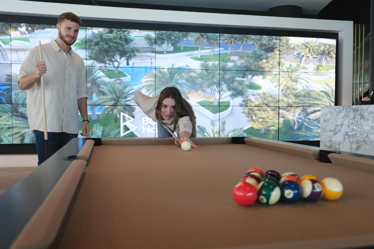 Charthouse Bahrain Hotel มานามา ภายนอก รูปภาพ A pool table
