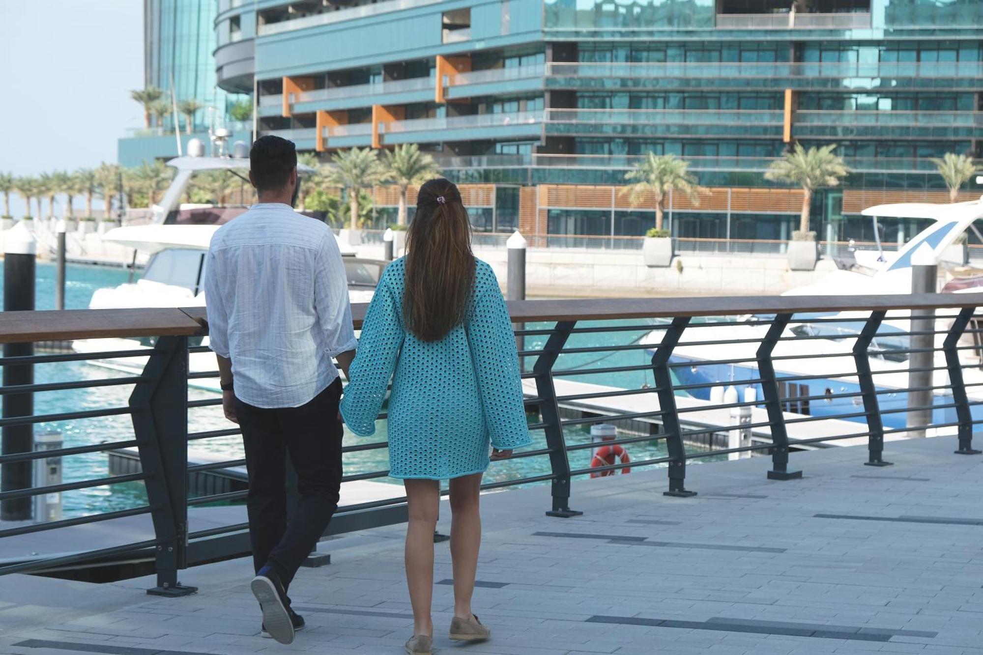 Charthouse Bahrain Hotel มานามา ภายนอก รูปภาพ A couple walking in Dubai Marina