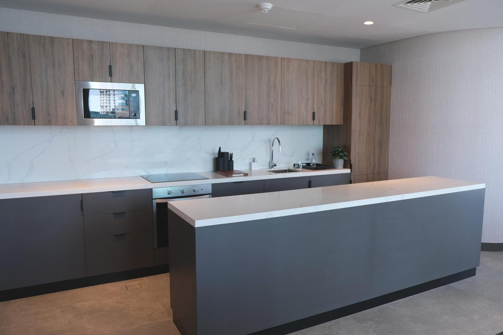 Charthouse Bahrain Hotel มานามา ภายนอก รูปภาพ A kitchen in a typical apartment