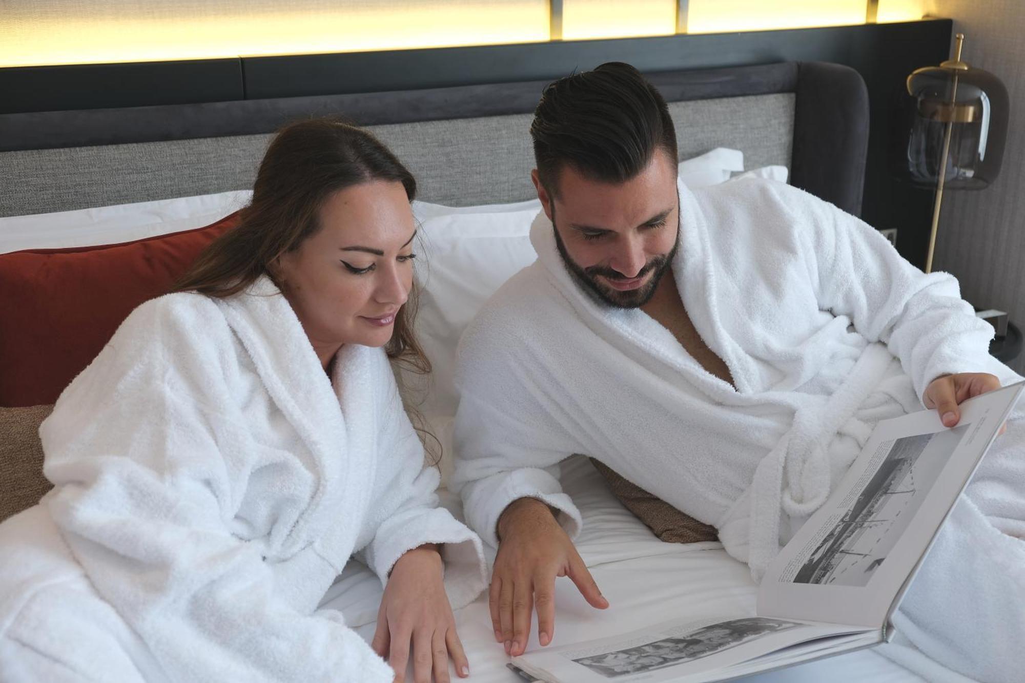 Charthouse Bahrain Hotel มานามา ภายนอก รูปภาพ Guests in a hotel room