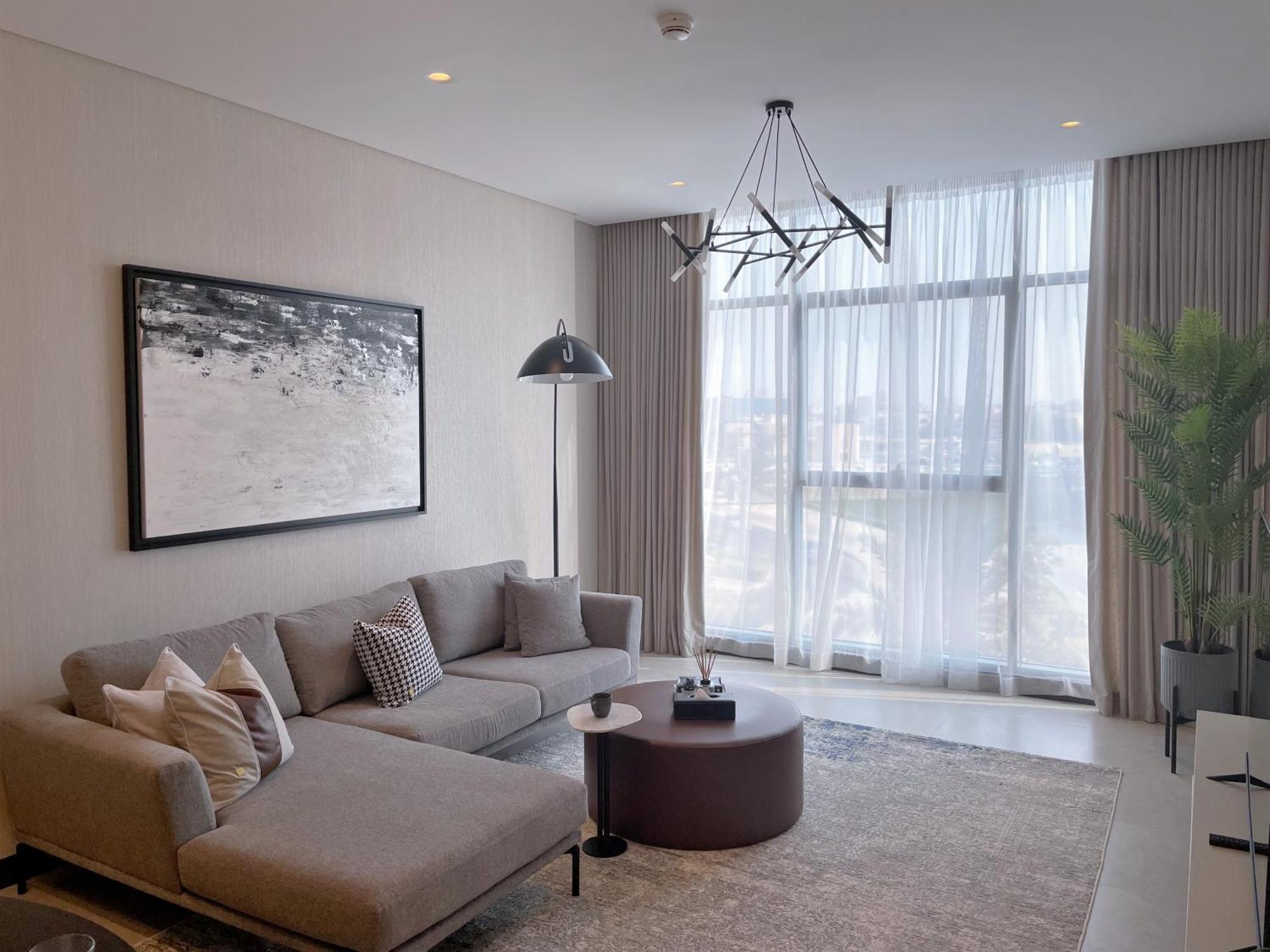 Charthouse Bahrain Hotel มานามา ภายนอก รูปภาพ A living room in a typical apartment