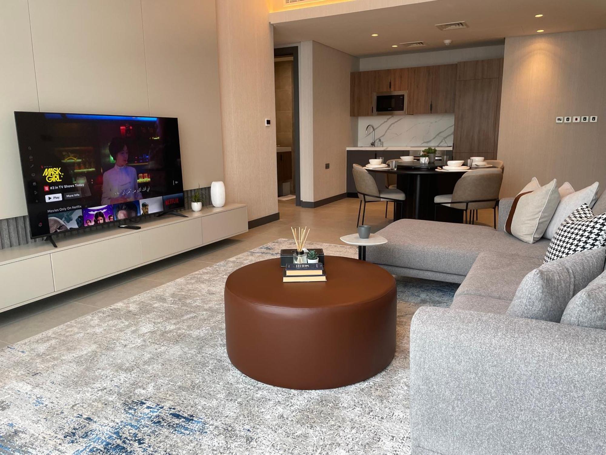 Charthouse Bahrain Hotel มานามา ภายนอก รูปภาพ A living room in a typical apartment