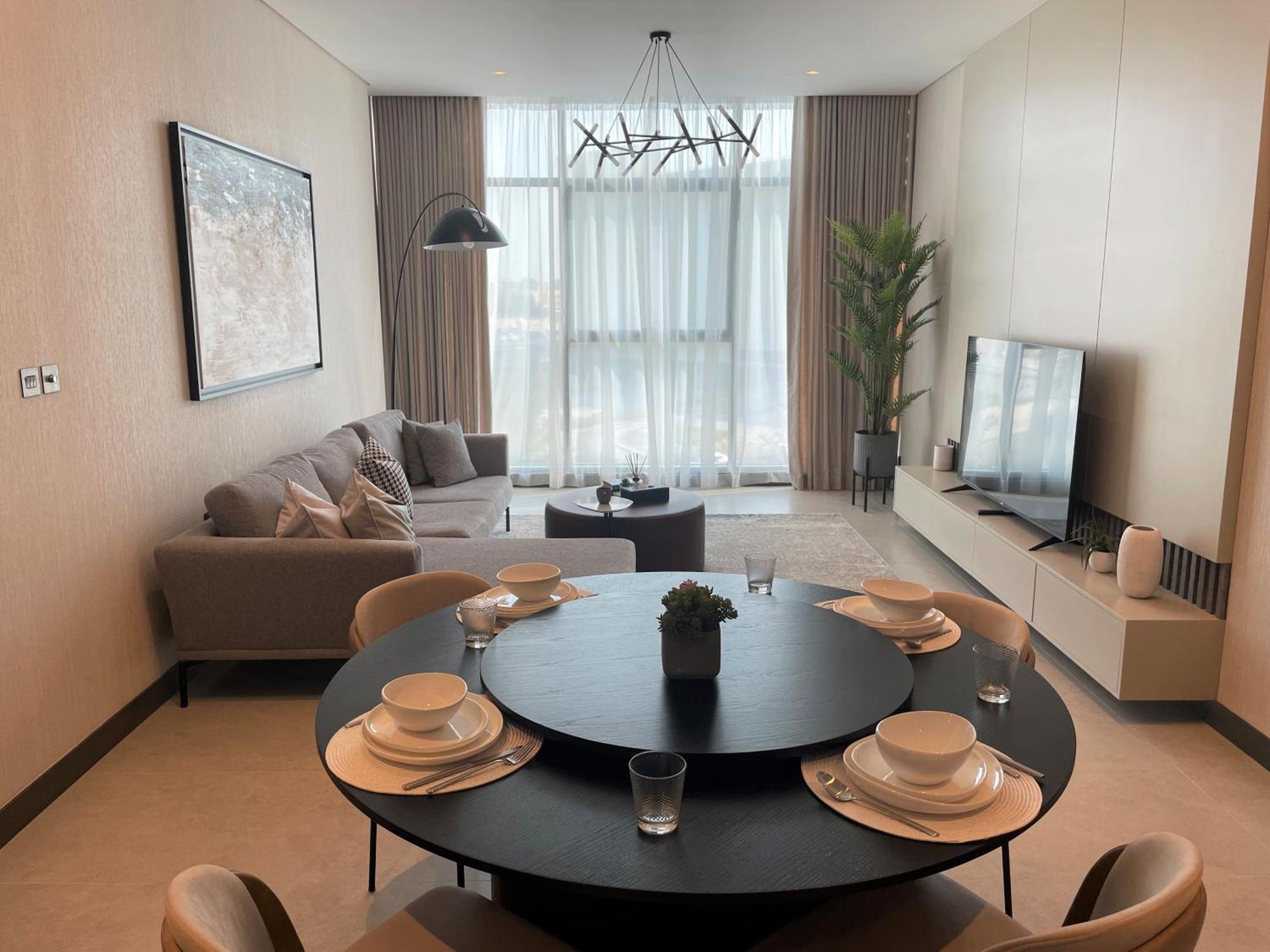 Charthouse Bahrain Hotel มานามา ภายนอก รูปภาพ A living room in a typical apartment