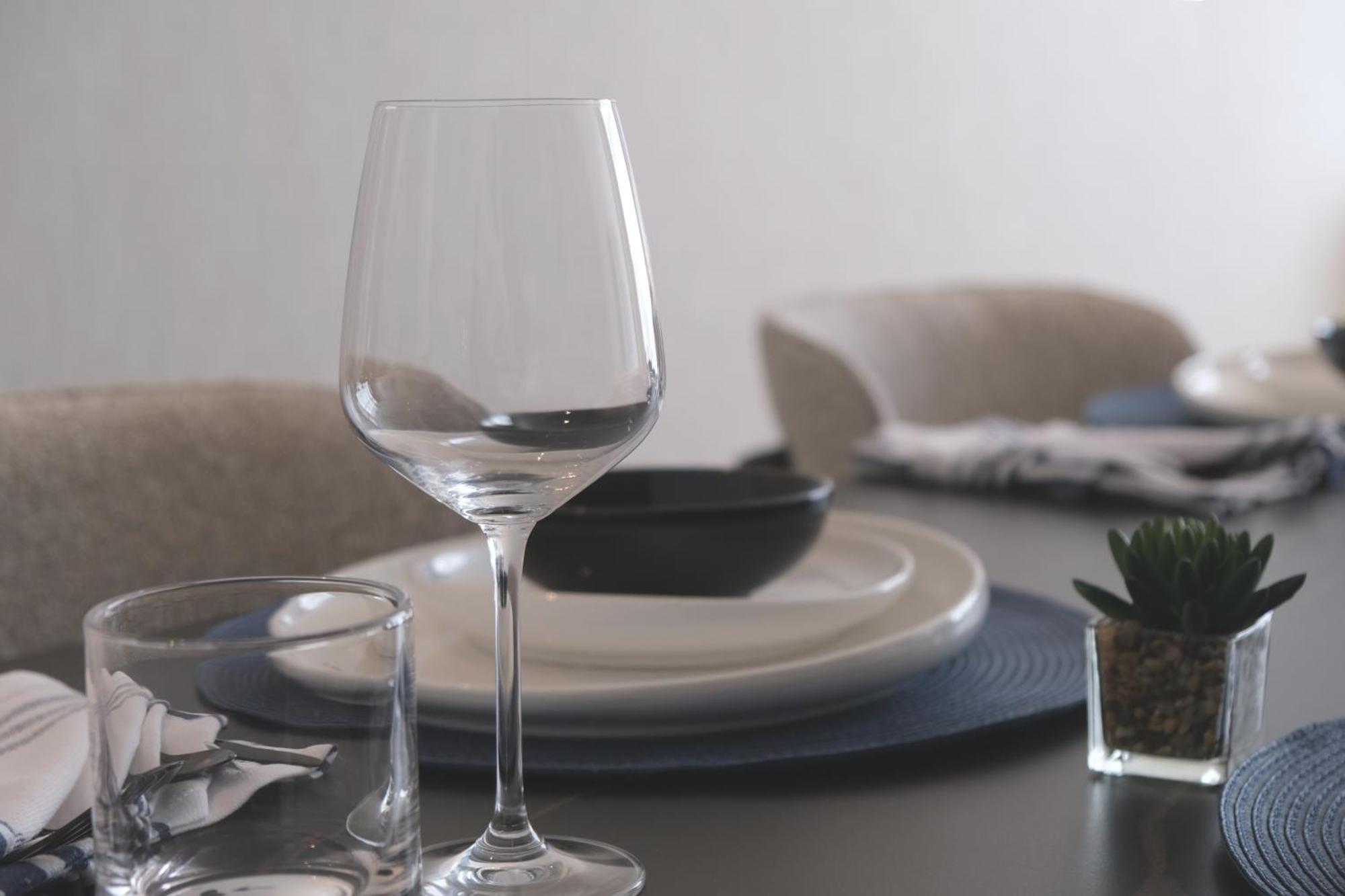 Charthouse Bahrain Hotel มานามา ภายนอก รูปภาพ A wine glass