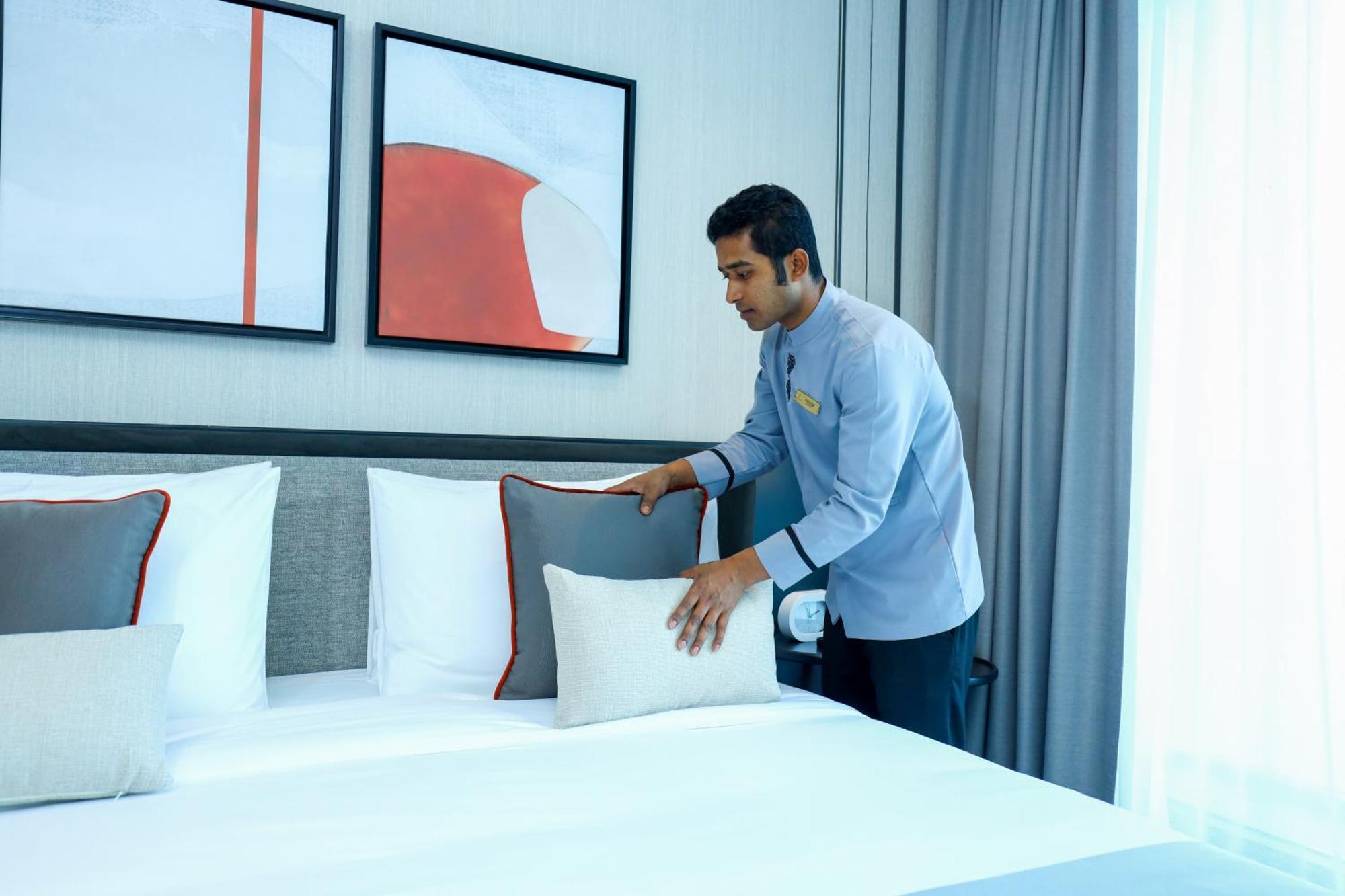 Charthouse Bahrain Hotel มานามา ภายนอก รูปภาพ A hotel housekeeper making a bed